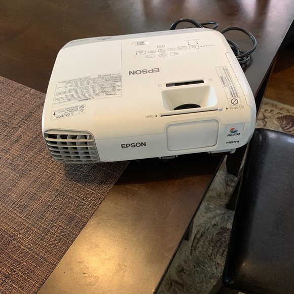 Epson 98H Projector - Picture 2 of 3